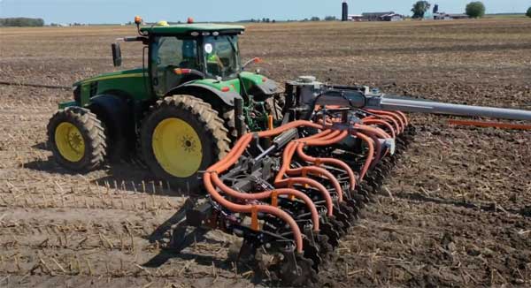 Low-disturbance manure injector in farm field